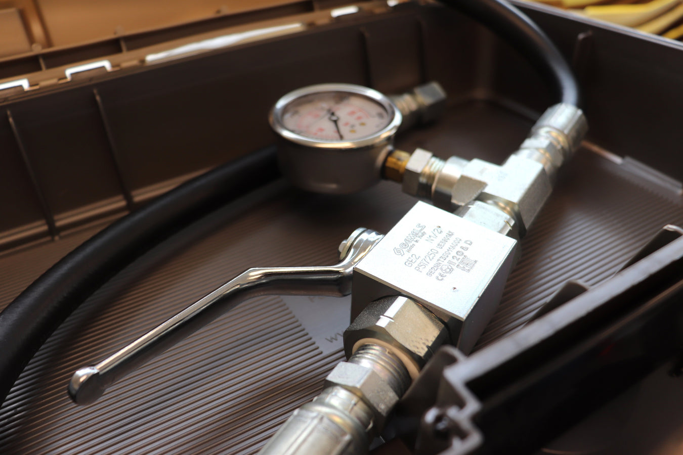 Hoses and Fitting - Image of pressure gauge